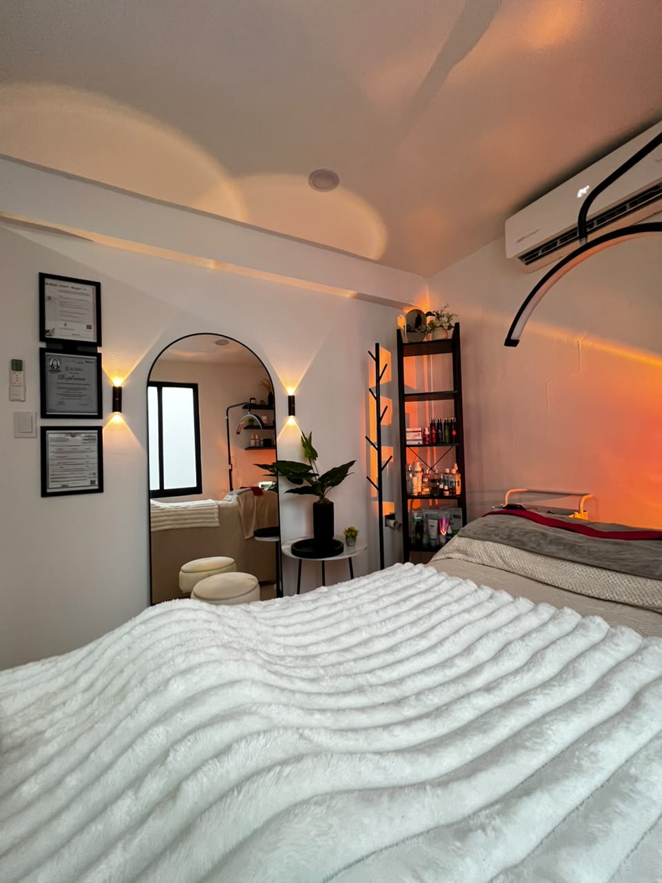 Cabina del studio con los diplomas y certificaciones a la vista
