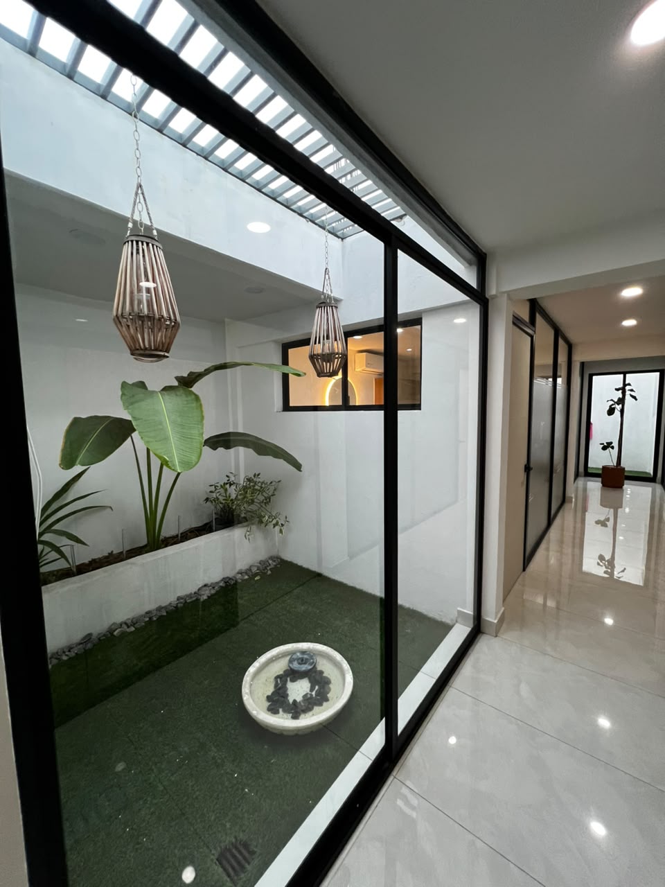 Patio interior y pasillo del studio en Colinas del Rey