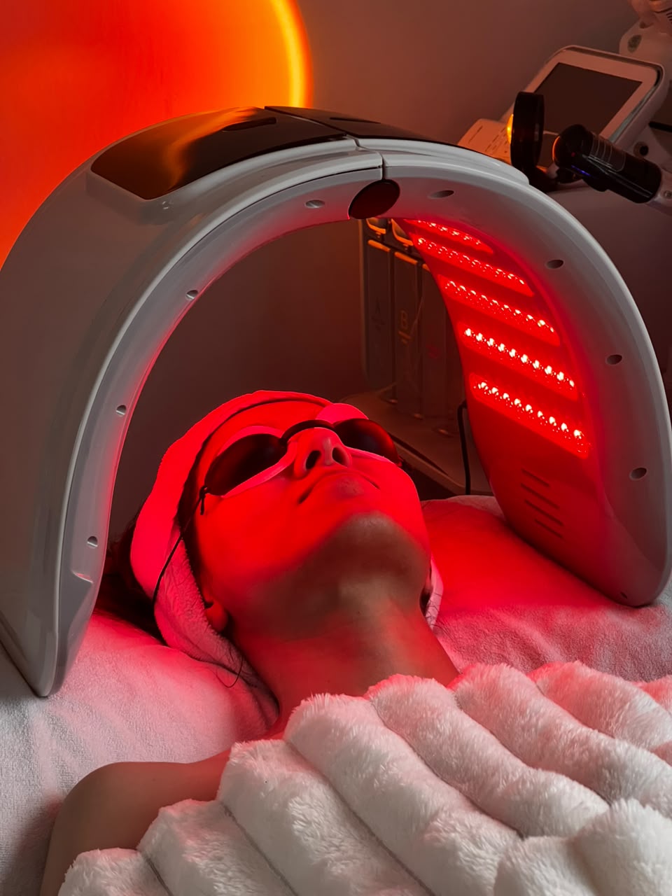 Fototerapia LED de luz roja durante un tratamiento facial